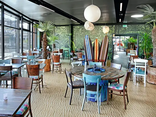 Revêtement de sol restaurant et espaces professionnels PVC compact | Forbo Flooring Systems